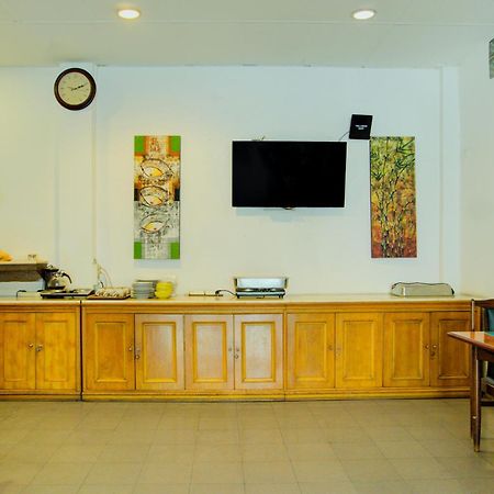 Townhouse Oak Palembang Near Jembatan Ampera Formerly Azzura Hotel Exterior foto