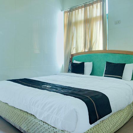 Townhouse Oak Palembang Near Jembatan Ampera Formerly Azzura Hotel Exterior foto