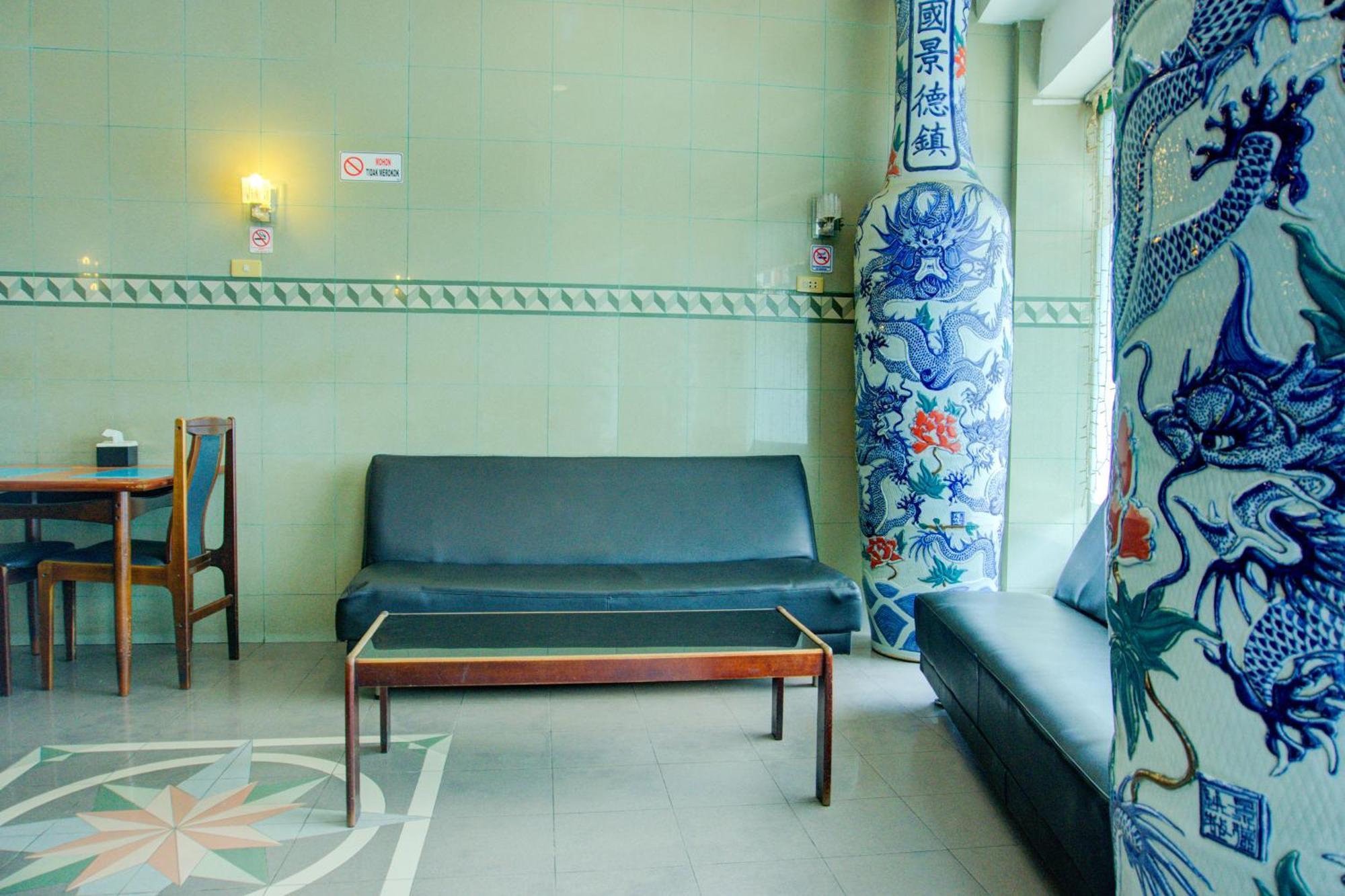 Townhouse Oak Palembang Near Jembatan Ampera Formerly Azzura Hotel Exterior foto