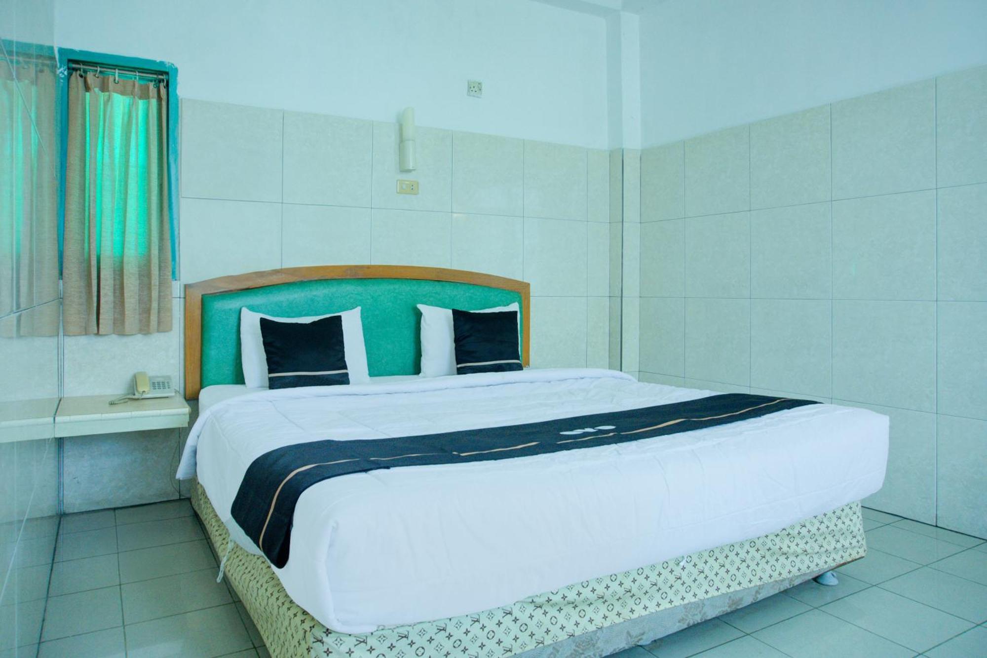 Townhouse Oak Palembang Near Jembatan Ampera Formerly Azzura Hotel Exterior foto