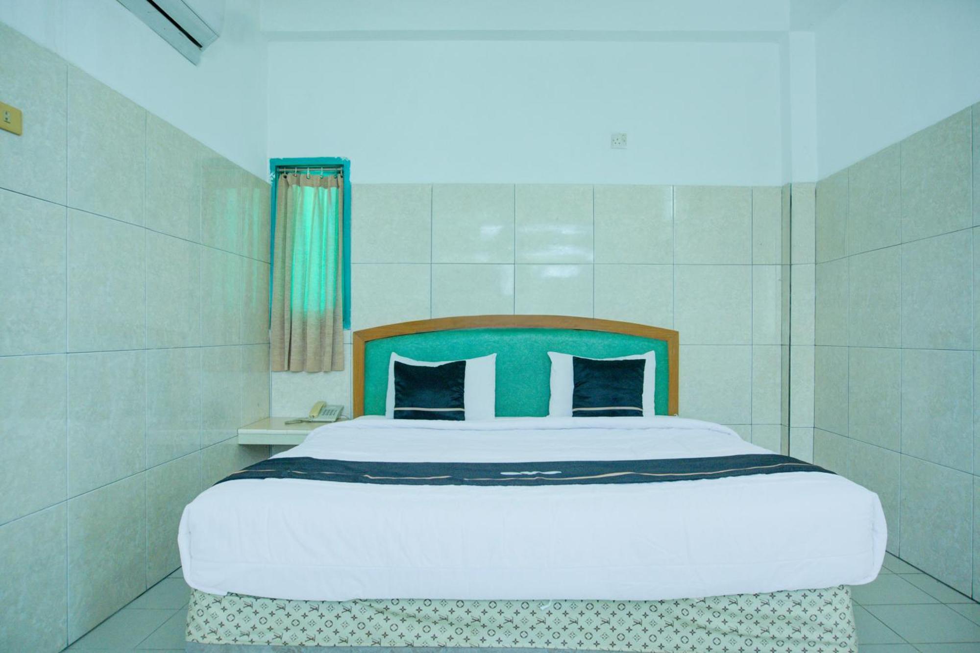 Townhouse Oak Palembang Near Jembatan Ampera Formerly Azzura Hotel Exterior foto