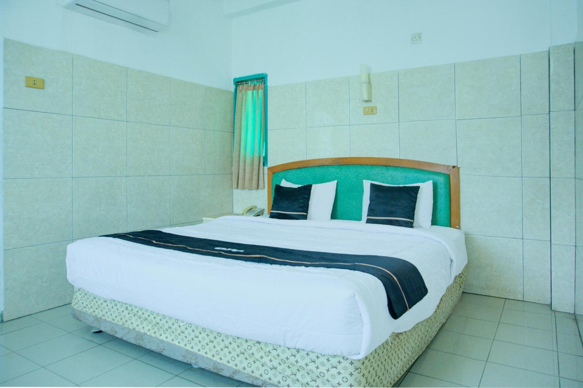Townhouse Oak Palembang Near Jembatan Ampera Formerly Azzura Hotel Exterior foto