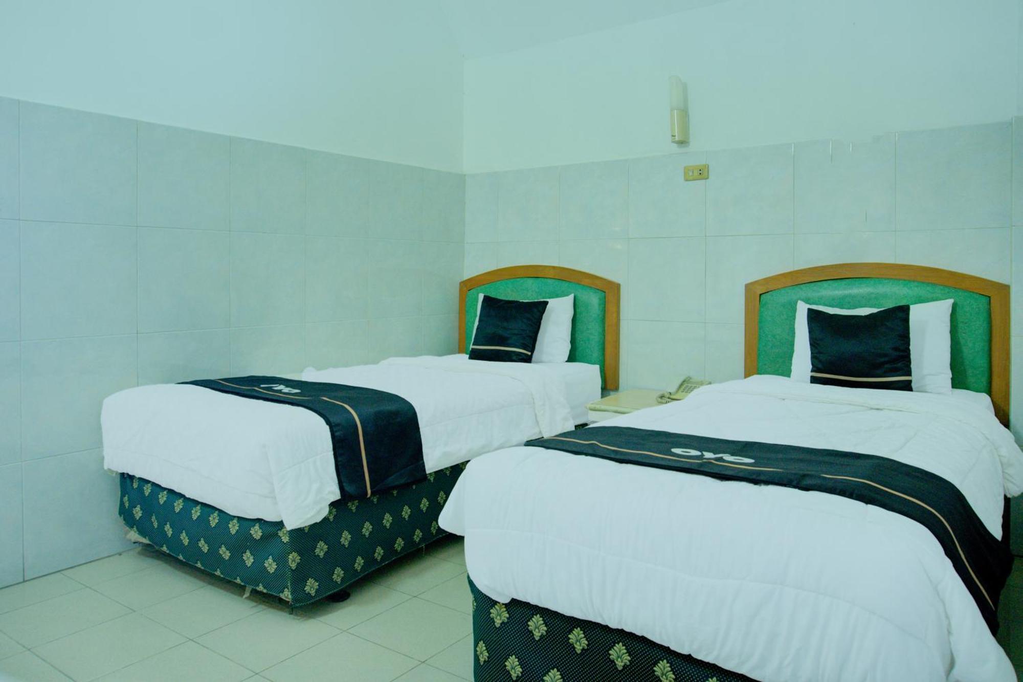 Townhouse Oak Palembang Near Jembatan Ampera Formerly Azzura Hotel Exterior foto