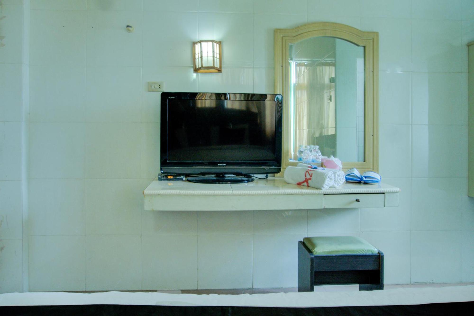 Townhouse Oak Palembang Near Jembatan Ampera Formerly Azzura Hotel Exterior foto