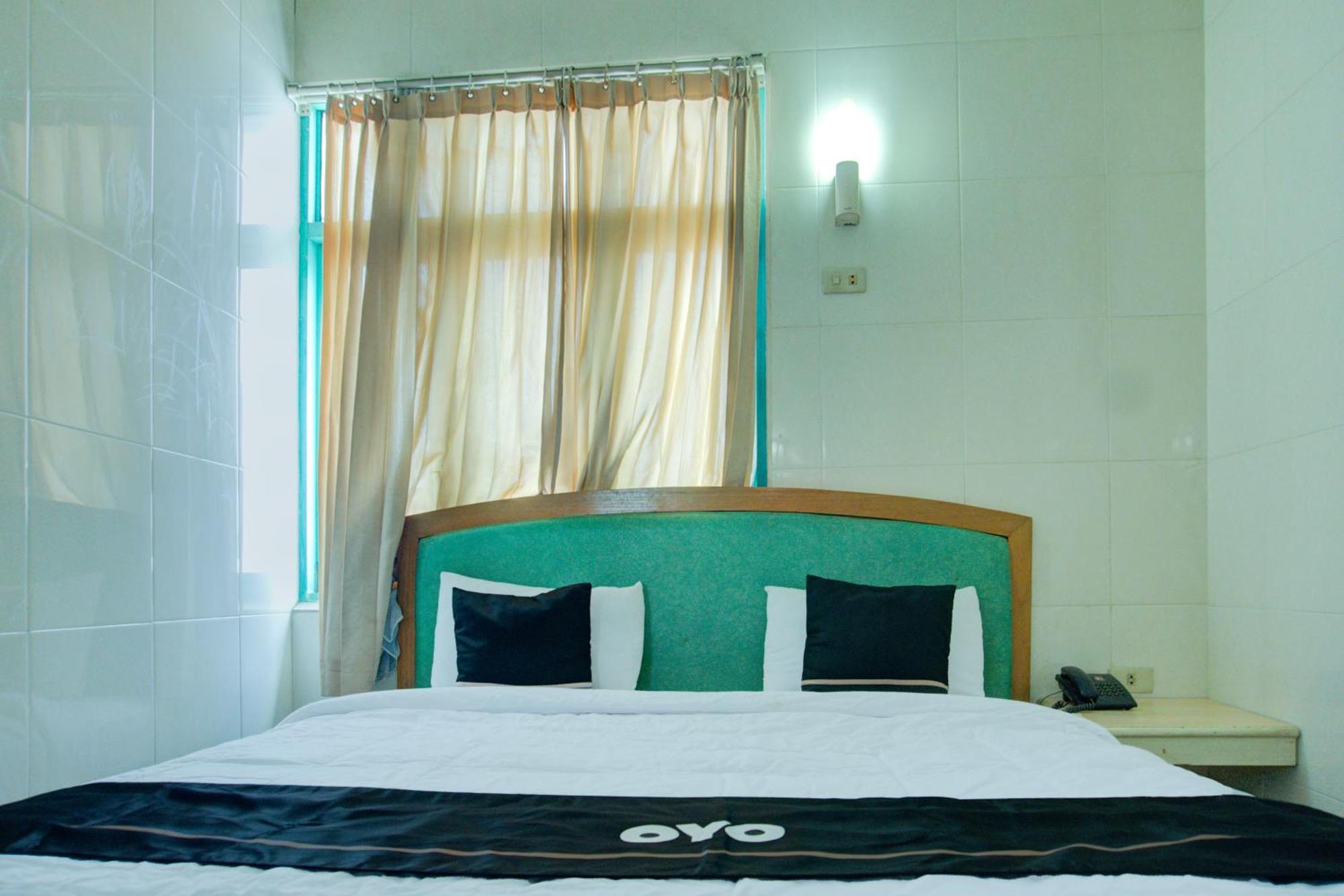 Townhouse Oak Palembang Near Jembatan Ampera Formerly Azzura Hotel Exterior foto