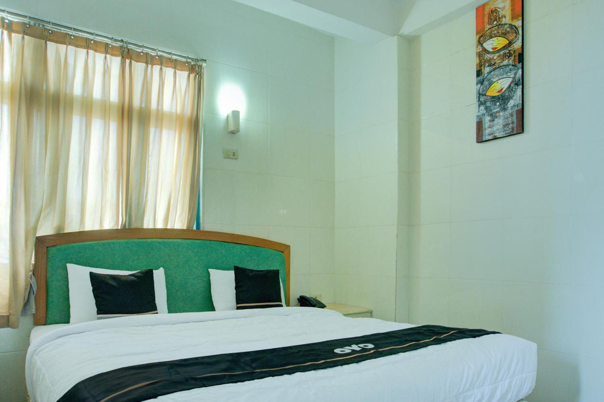 Townhouse Oak Palembang Near Jembatan Ampera Formerly Azzura Hotel Exterior foto
