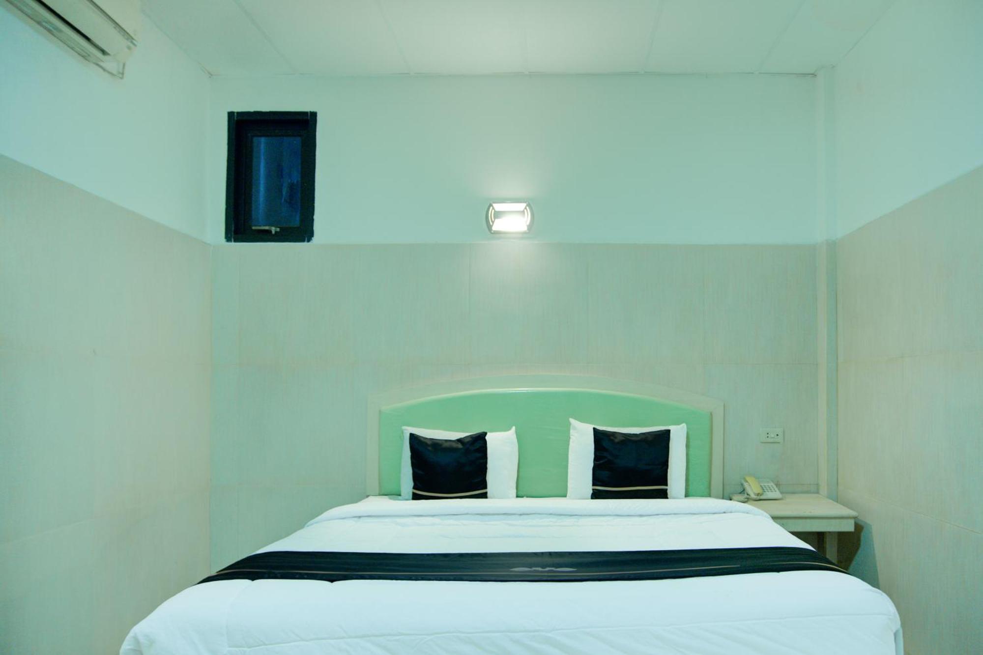Townhouse Oak Palembang Near Jembatan Ampera Formerly Azzura Hotel Exterior foto
